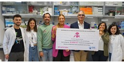 La Asociación We can be heroes entrega en el Centro de Investigación del Cáncer el dinero destinado a la VI beca We can