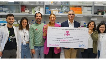 La Asociación We can be heroes entrega en el Centro de Investigación del Cáncer el dinero destinado a la VI beca We can